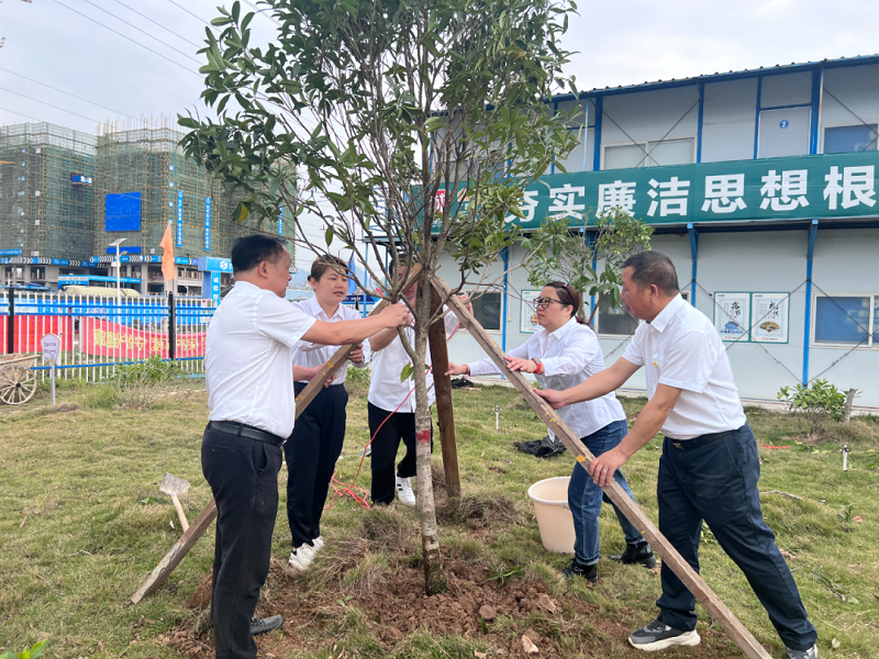 第一分公司第三黨支部與賀州城投集團(tuán)機(jī)關(guān)第一黨支部、賀州城投實(shí)業(yè)公司黨支部聯(lián)合開展主題黨日活動.png