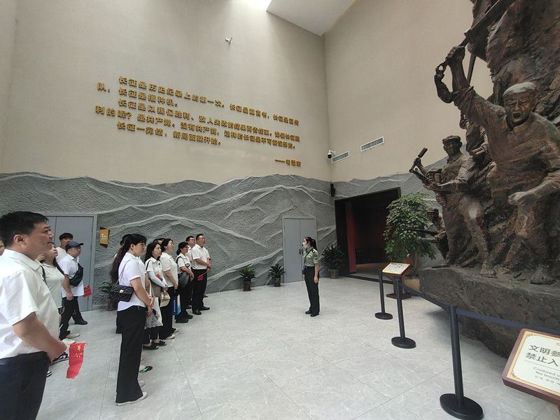 參觀紅軍長征新圩阻擊史實陳列館2（修圖）.jpg